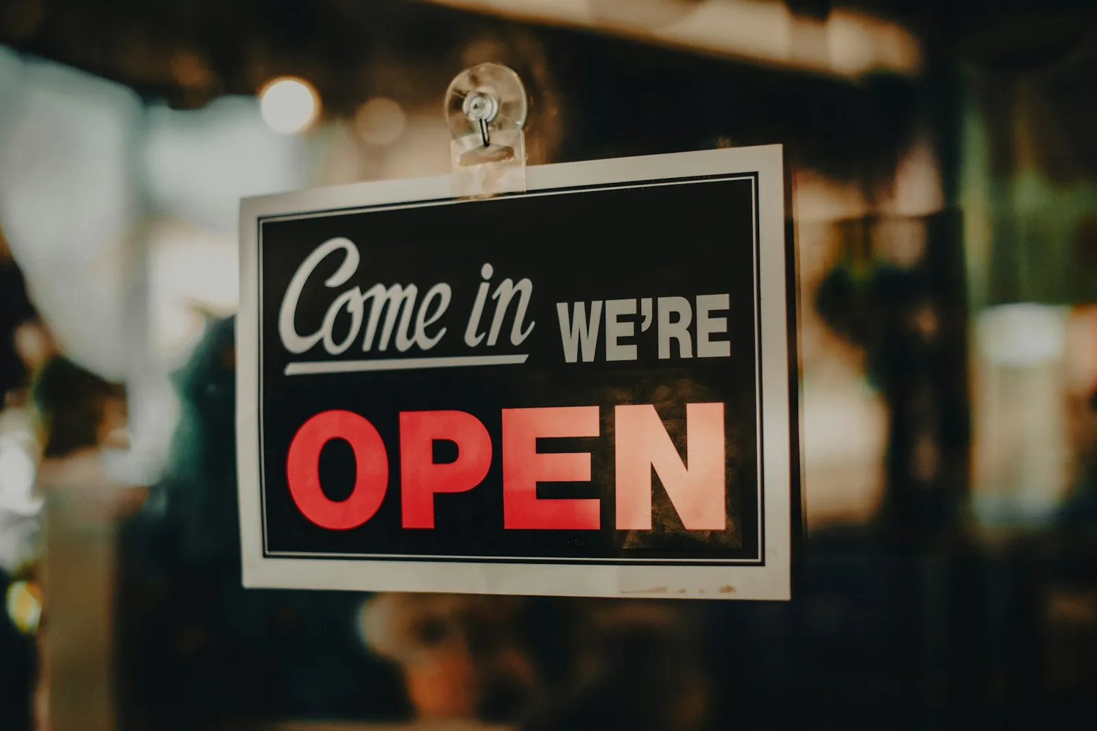 店の入り口に掛かった『Come in / OPEN』の看板